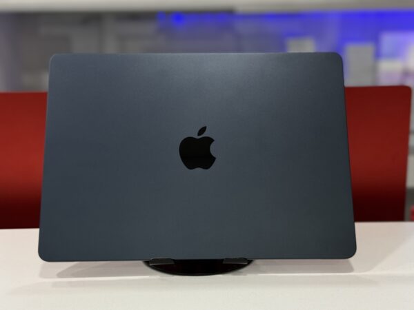 Macbook Air 2025 - Image 4