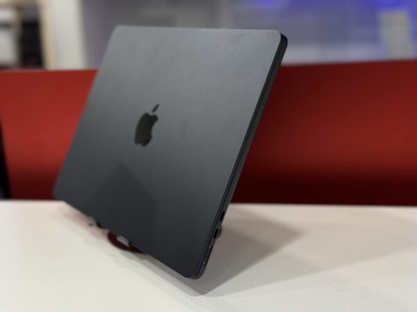 Macbook Air 2025 - Image 2