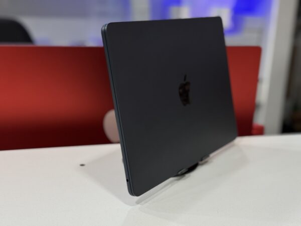 Macbook Air 2025 - Image 3