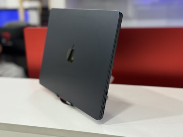 Macbook Air 2025 - Image 2