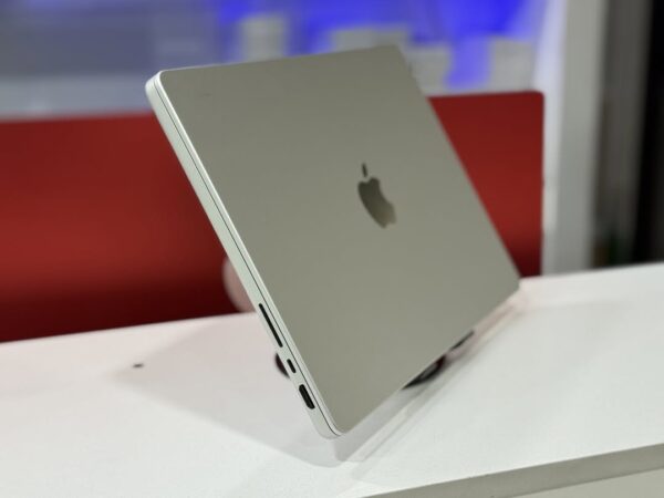 Macbook Pro 2024 - Image 4