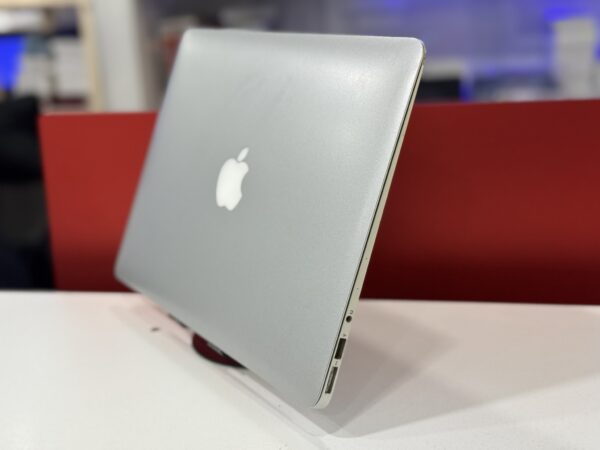 Macbook Air 2017 - Image 2