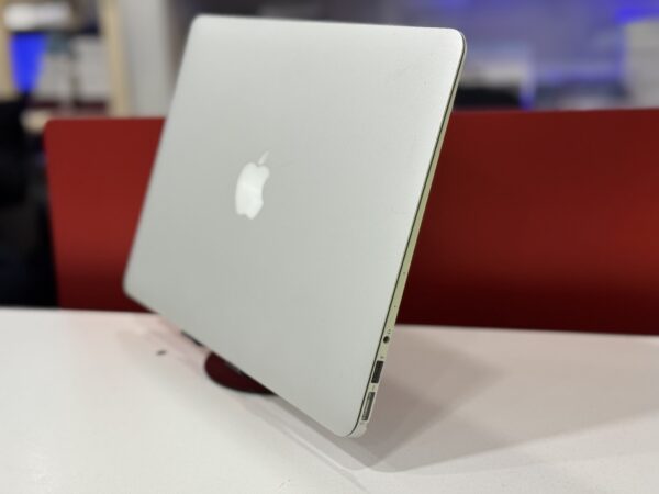 Macbook Air 2017 - Image 2
