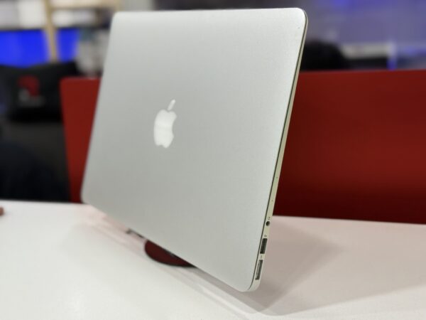 Macbook Air 2017 - Image 2