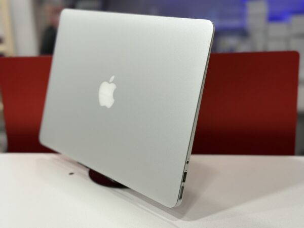 Macbook Air 2017 - Image 2