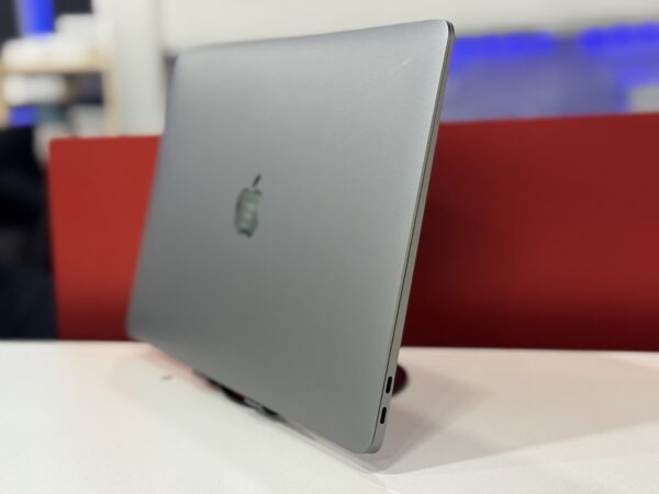 Macbook Air 2020 - Image 2