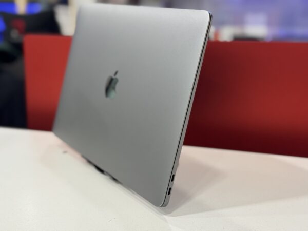Macbook Air 2020 - Image 2