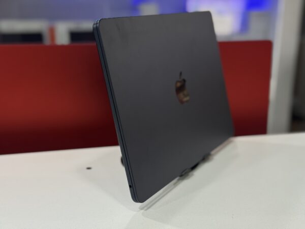 Macbook Air 2022 - Image 3
