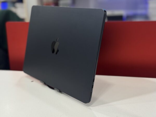 Macbook Air 2022 - Image 2