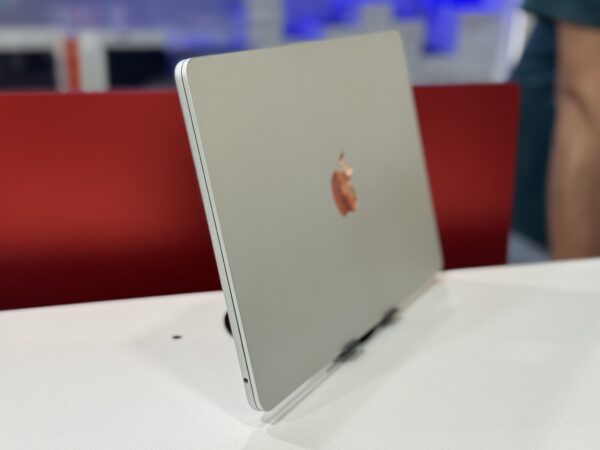 Macbook Air 2022 - Image 3