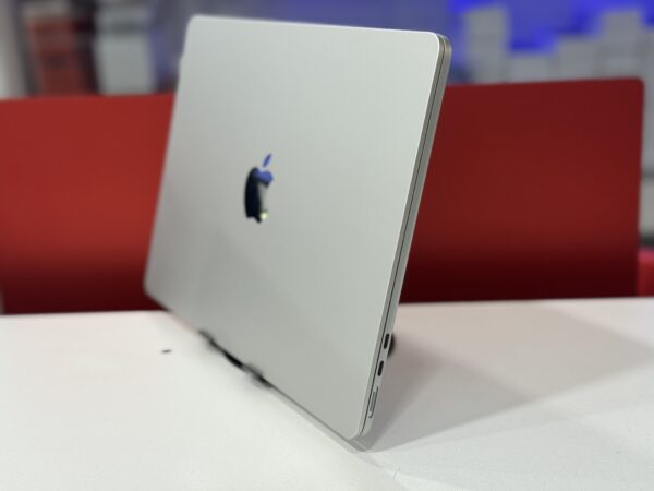 Macbook Air 2022 - Image 2