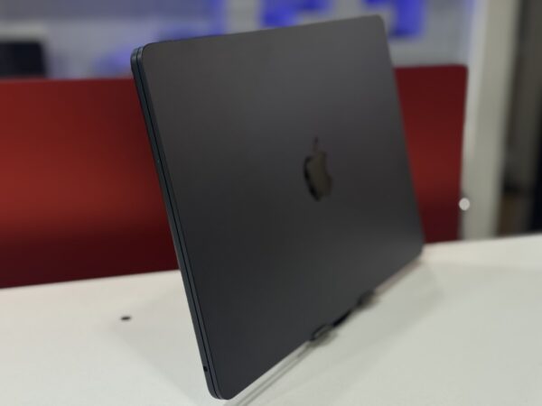 Macbook Air 2022 - Image 3
