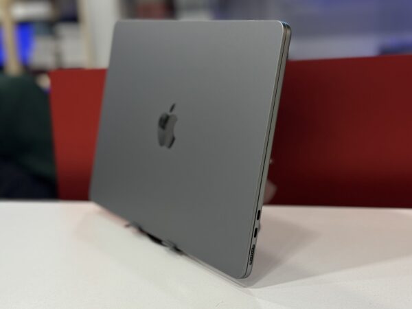 Macbook Air 2024 - Image 2
