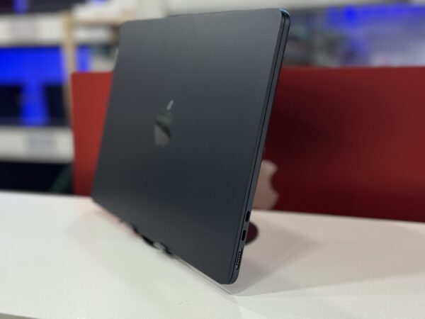 Macbook Air 2025 - Image 2