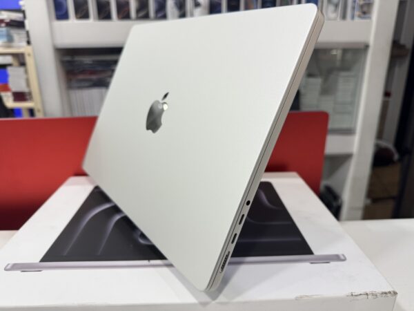 Macbook Pro 2024 - Image 3