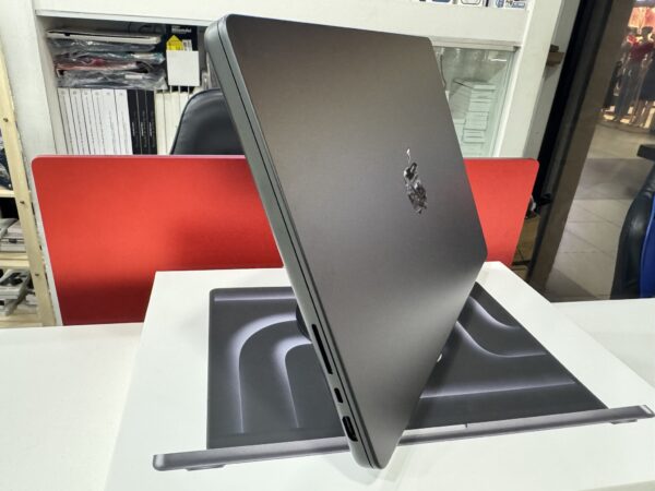 Macbook Pro 2024 - Image 3
