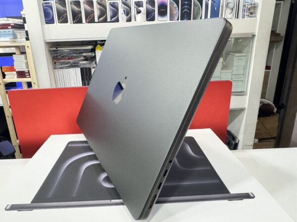 Macbook Pro 2024 - Image 2