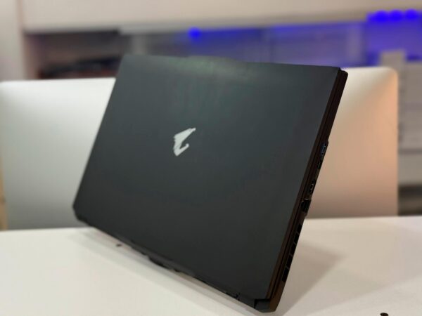 AORUS 17 YE5 - Image 3
