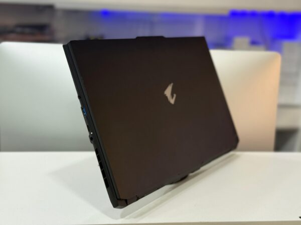 AORUS 17 YE5 - Image 2