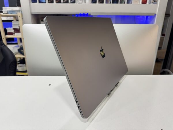 Macbook Pro 2019 - Image 3
