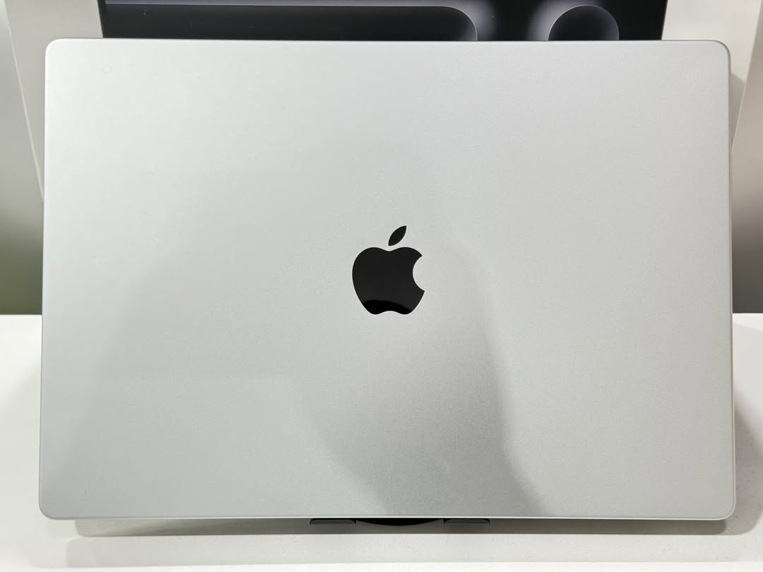 Macbook Pro 2024 - Image 2